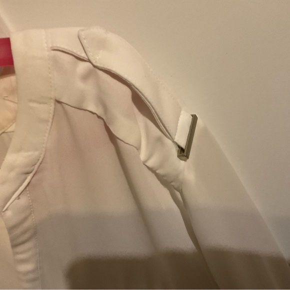 White blouse with gold accents - Picture 4 of 5